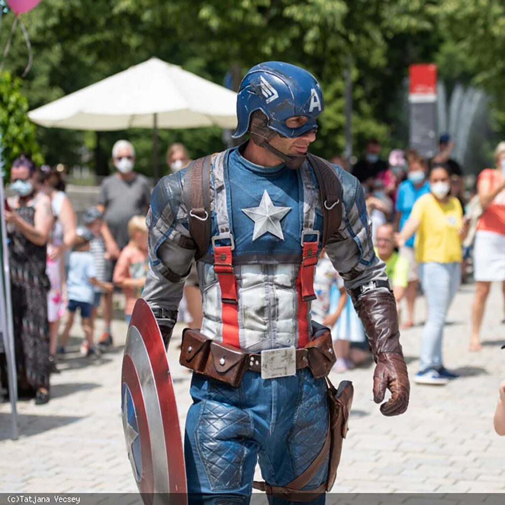zeigt darsteller mit selbst kreierten Captain america anzug und sieht sehr authentisch aus