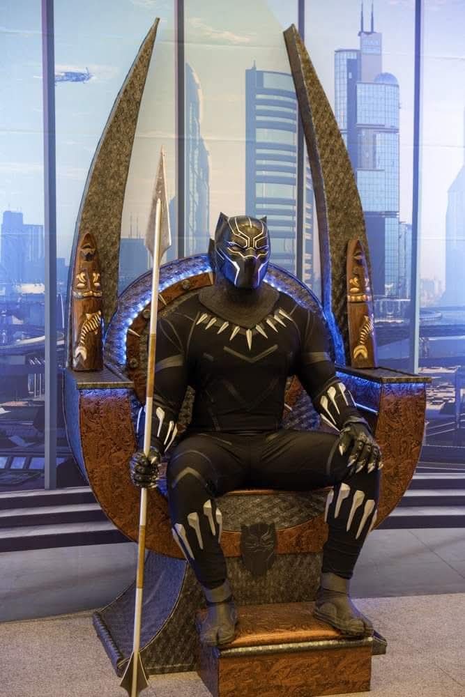 black panther sitzt auf seinem wakanda thron mit authentischer hintergrund kulisse wakanda